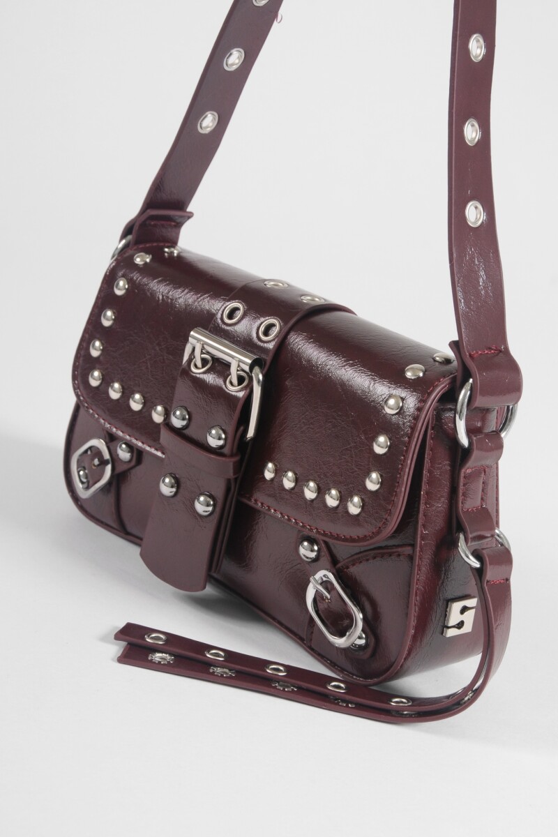 Cartera de hombro con hebilla y tachas bordo