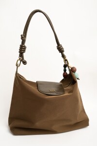 Cartera Con Charm Oliva