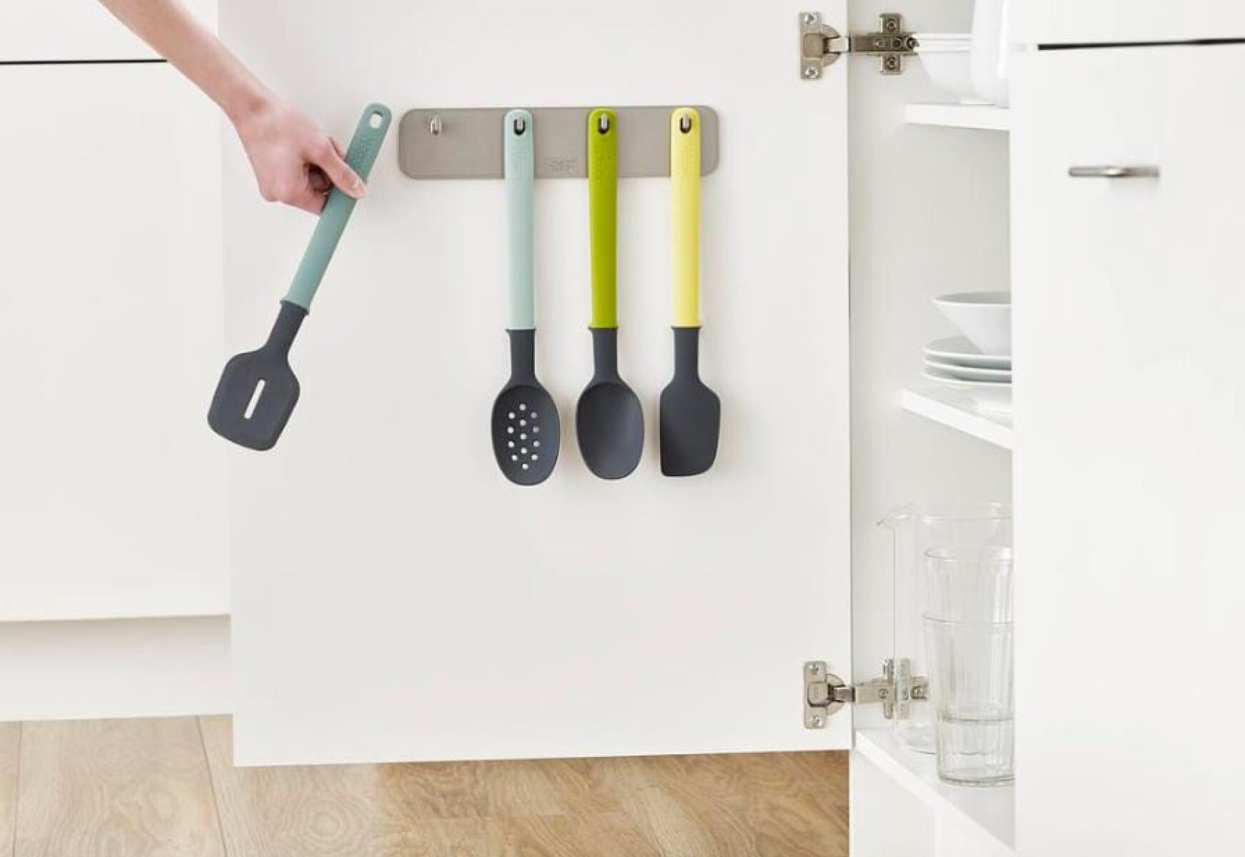 Set de 4 utensilios con soporte adhesivo 