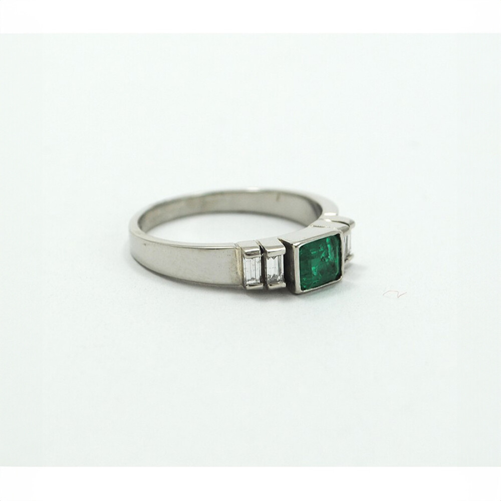 Anillo De Platino Con Esmeralda Y Brillantes Baguettes Anillo De Platino Con Esmeralda Y Brillantes Baguettes