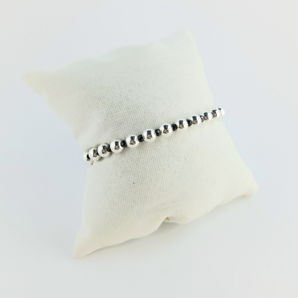 Pulsera de plata 925 con perlas de plata y circonias negras. 