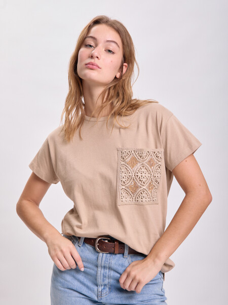 Remera bolsillo encaje Crudo