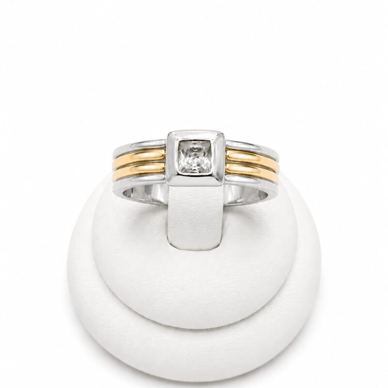 Anillo con Zirconia talla carre al centro Anillo con Zirconia talla carre al centro