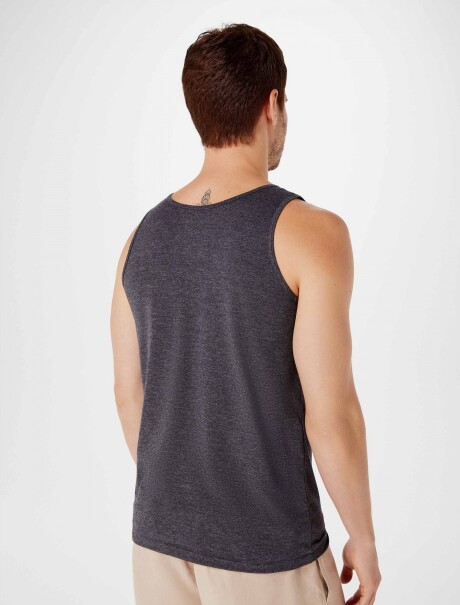 MUSCULOSA BÁSICA MASCULINA MODELO SLIM GRIS OSCURO