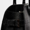 Cartera de Mano The Roots En Cuero Grabado Lagarto Negro