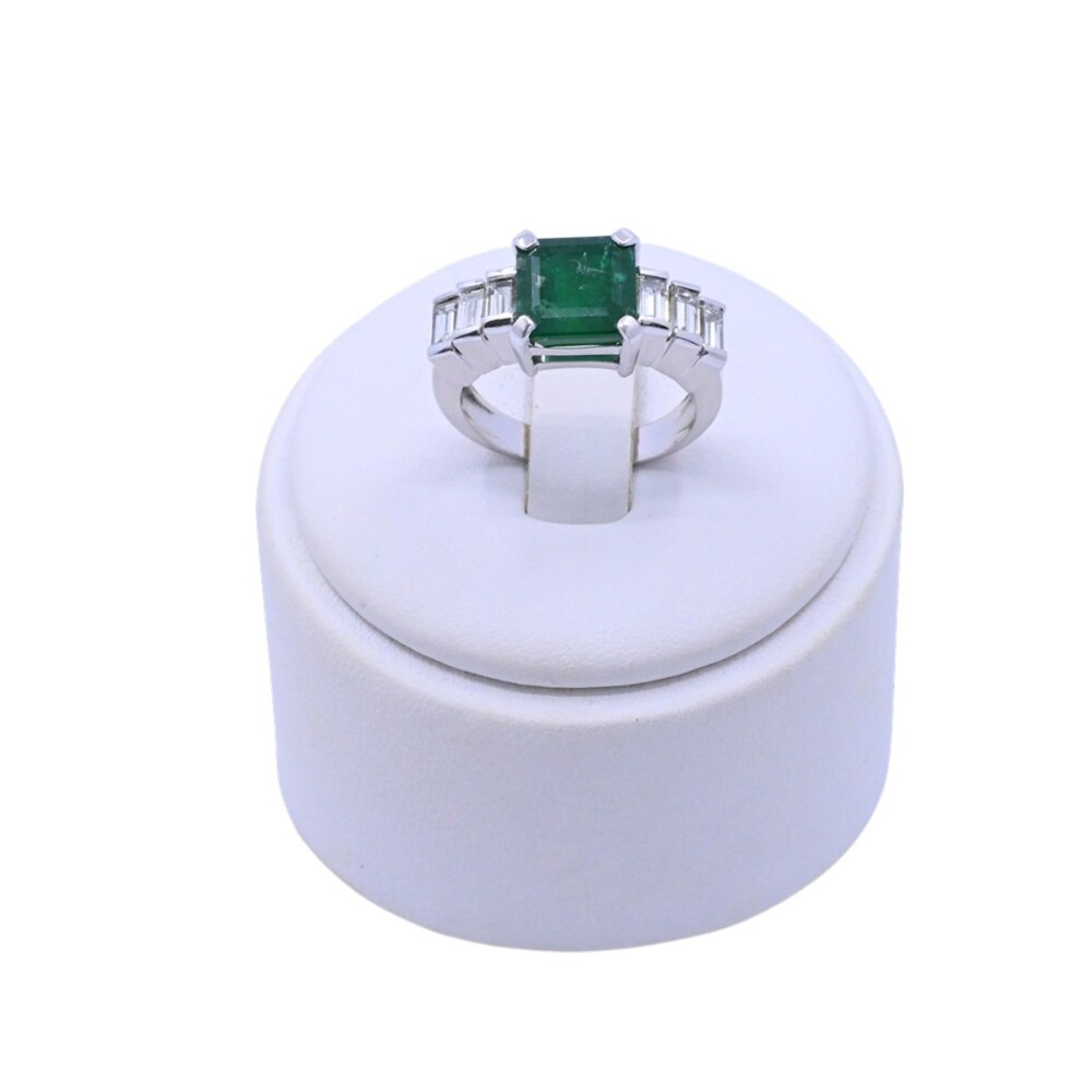 Anillo platino, esmeralda y 6 brillantes. Anillo platino, esmeralda y 6 brillantes.