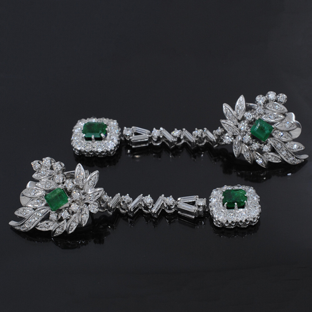 Par de caravanas desmontables oro 18k blanco, brillantes y esmeraldas Par de caravanas desmontables oro 18k blanco, brillantes y esmeraldas