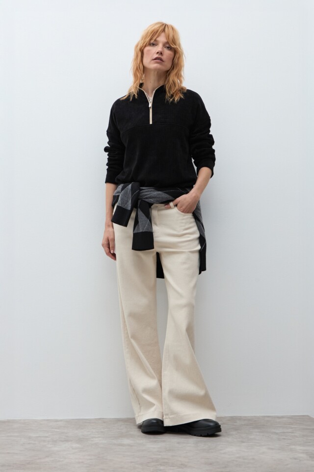 Sweater acanalado con cierre negro