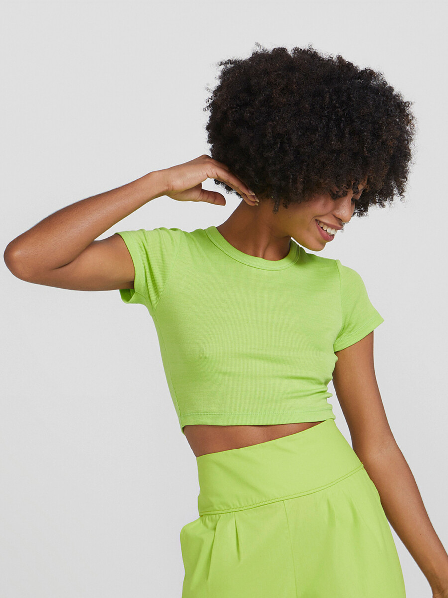 BLUSA CROPPED FEMENINA EN TELA ACANALADA - VERDE 