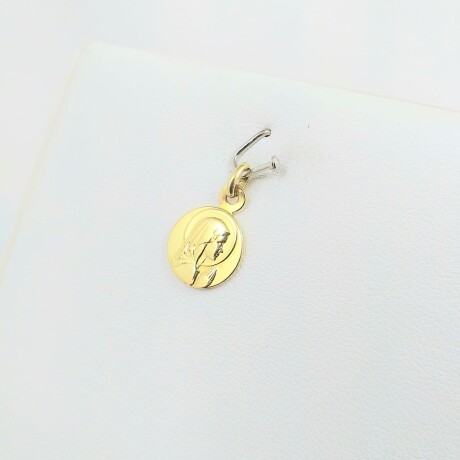 Medalla religiosa de oro 18Ktes, Virgen Niña con manto, diámetro 10mm. Medalla religiosa de oro 18Ktes, Virgen Niña con manto, diámetro 10mm.