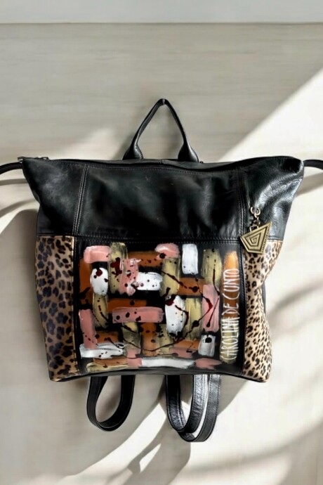 Mochila De Cuero ABRIL Linea Urbana Con Arte Pintado A Mano. Negra Con Print.