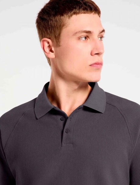 BUZO TIPO POLO DE TEJIDO INTERLOCK GRIS