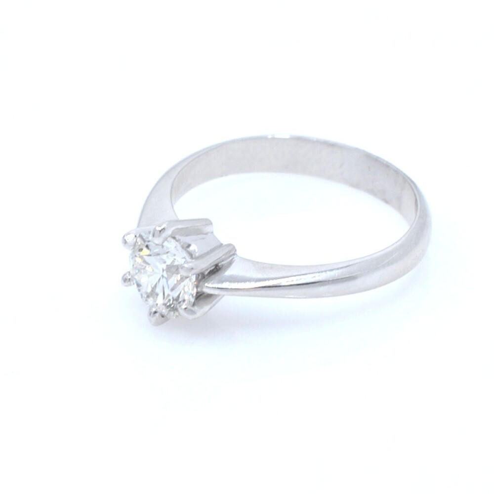 Anillo solitario en oro 18k blanco y brillante. Anillo solitario en oro 18k blanco y brillante.