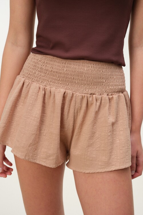 Short Liviano Frunces Tostado
