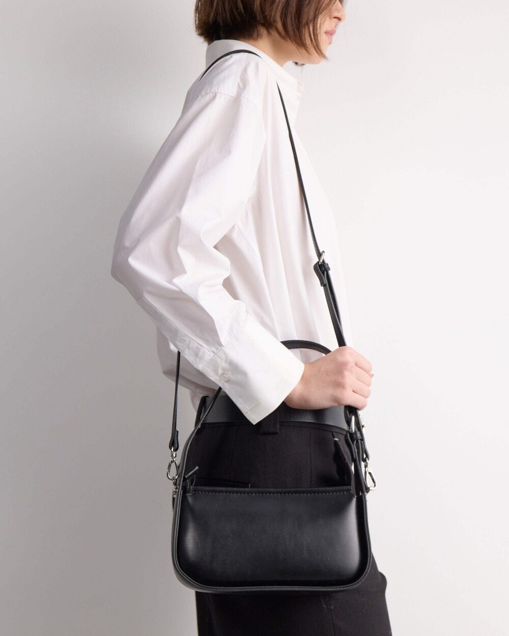 Cartera al hombro Leaf en efecto cuero liso Negro