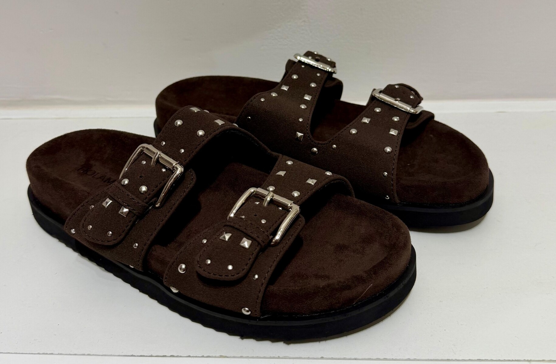 SANDALIA TIRAS TACHAS - Chocolate 