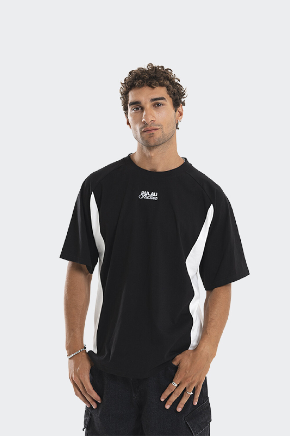 Remera Pulau Studios Negro