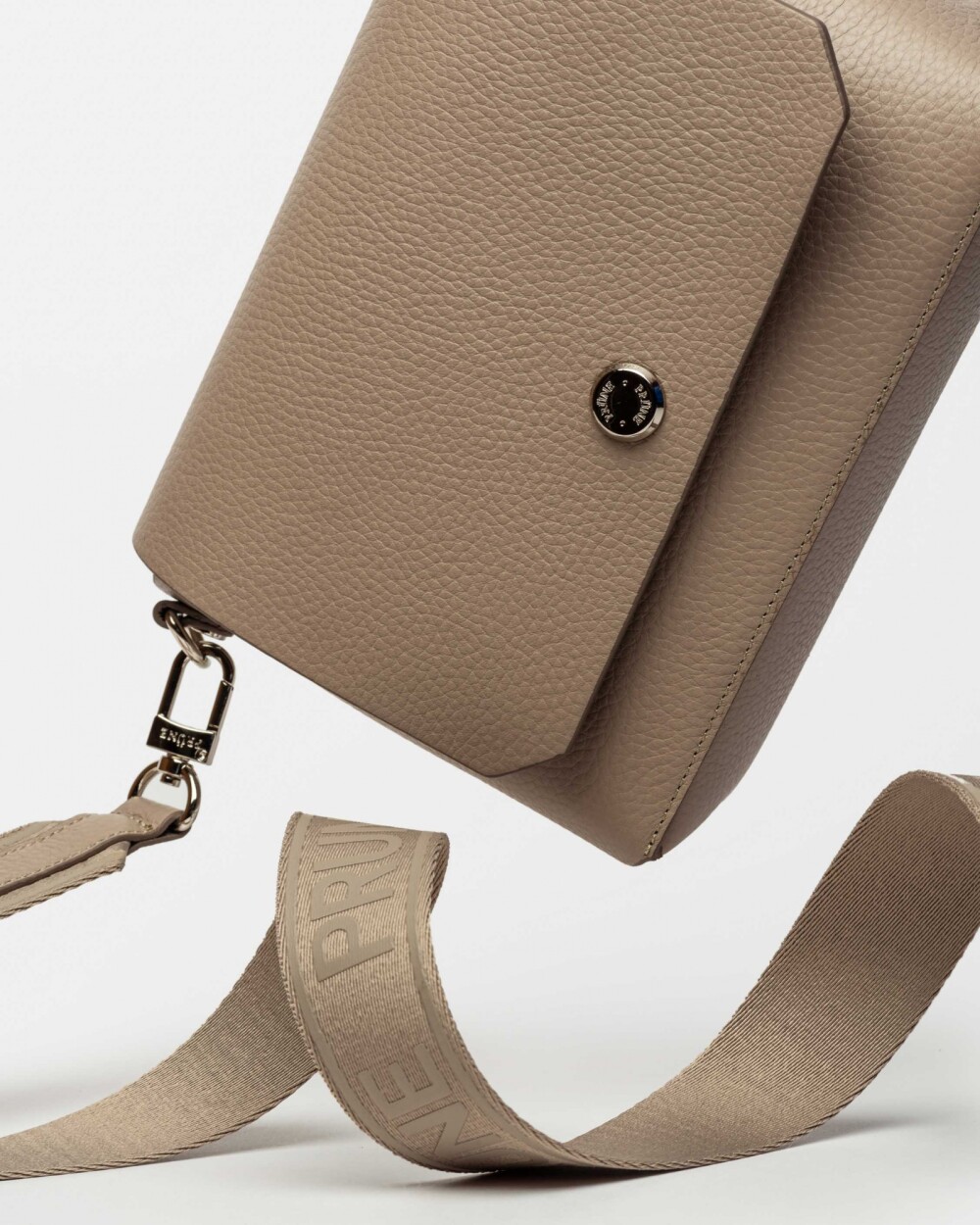 Bandolera Menorca en cuero graneado Taupe Niquel