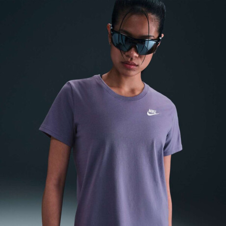 Remera Nike Sportswear Club Essentials de Mujer Multicolor