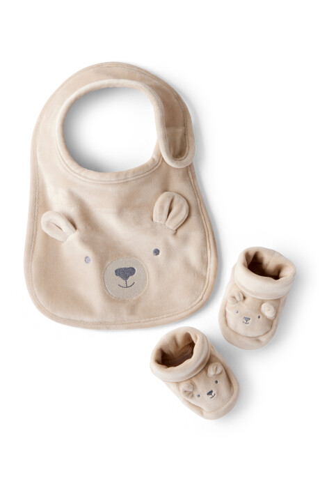 Babero y escarpines, diseño oso Babero y escarpines, diseño oso