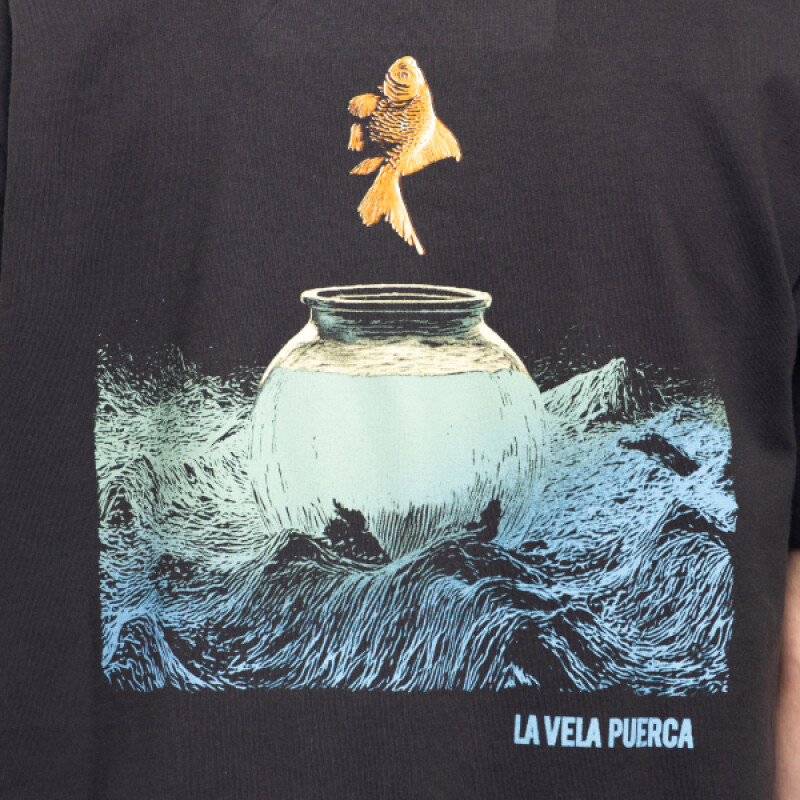 Remera La isla x La Vela - Pez Escampar Remera La isla x La Vela - Pez Escampar