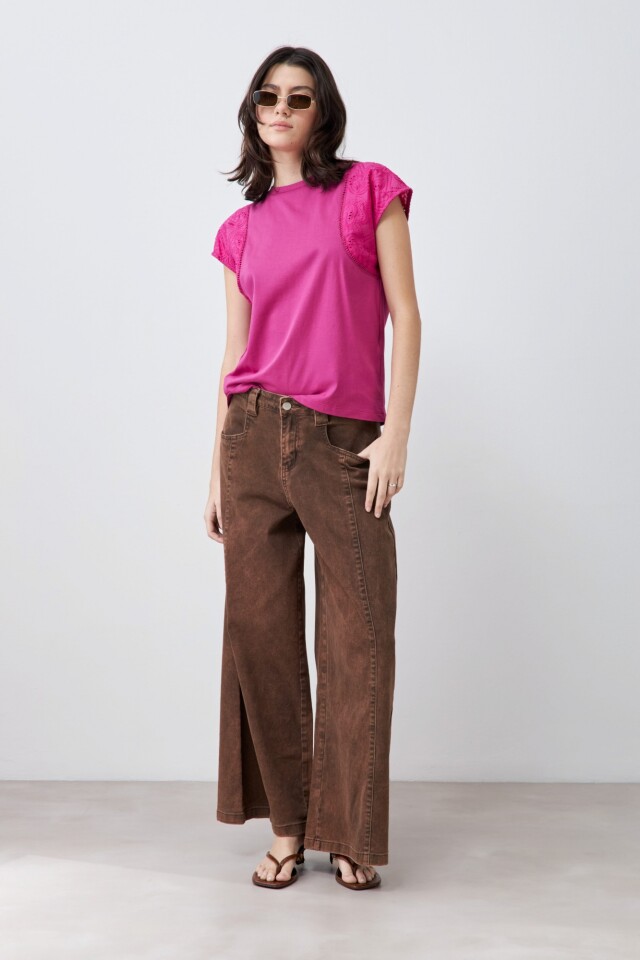 Remera con broderie y vainillas fucsia
