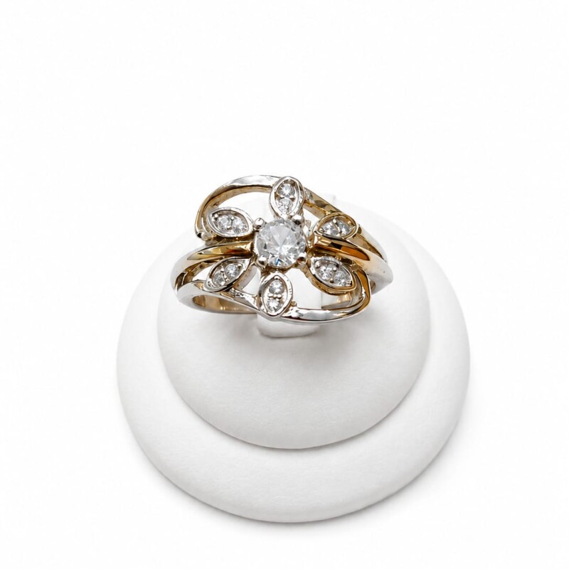 Anillo con flor al centro y zirconias Anillo con flor al centro y zirconias