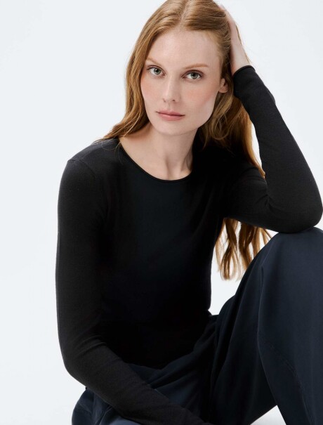BLUSA DE MANGA LARGA AJUSTADA EN TEJIDO DE PUNTO LIGERO NEGRO