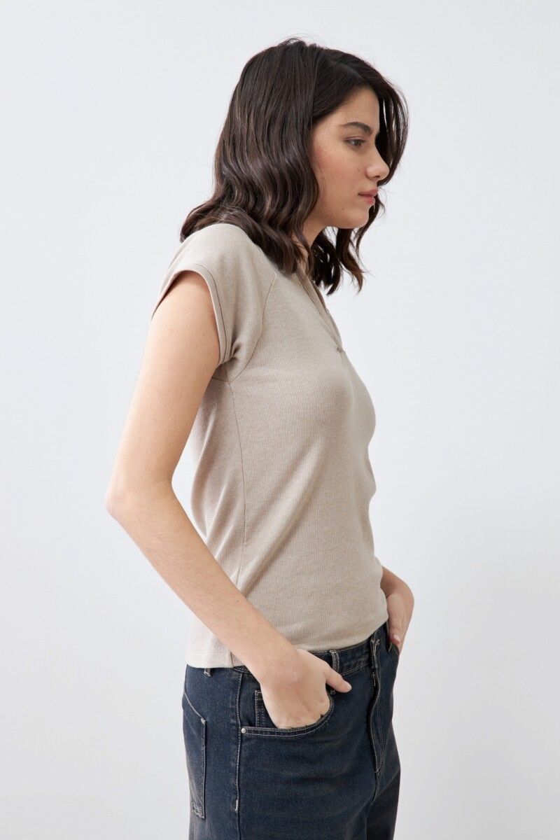 Remera canalé cuello polo beige melange
