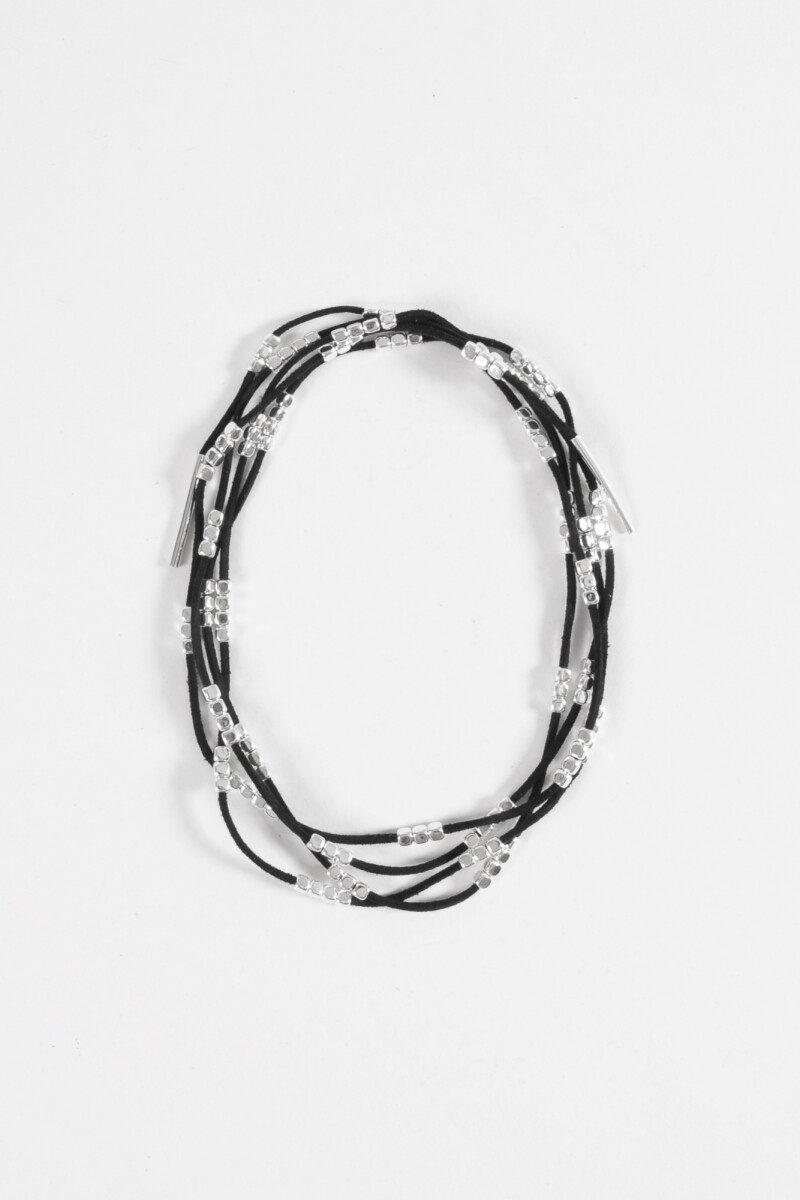 Collar cordón detalles metálicos negro