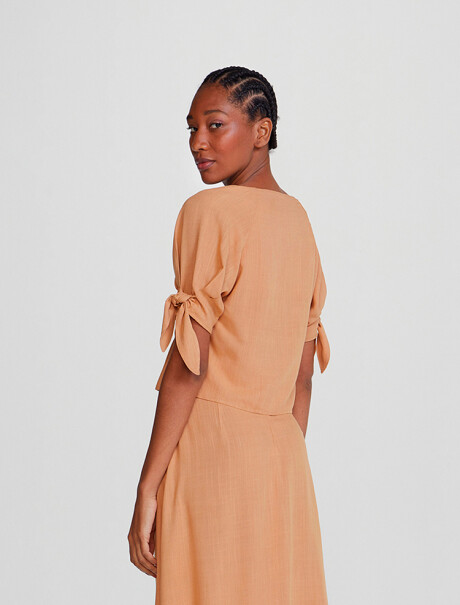 BLUSA FEMENINA MANGA CORTA MARRÓN