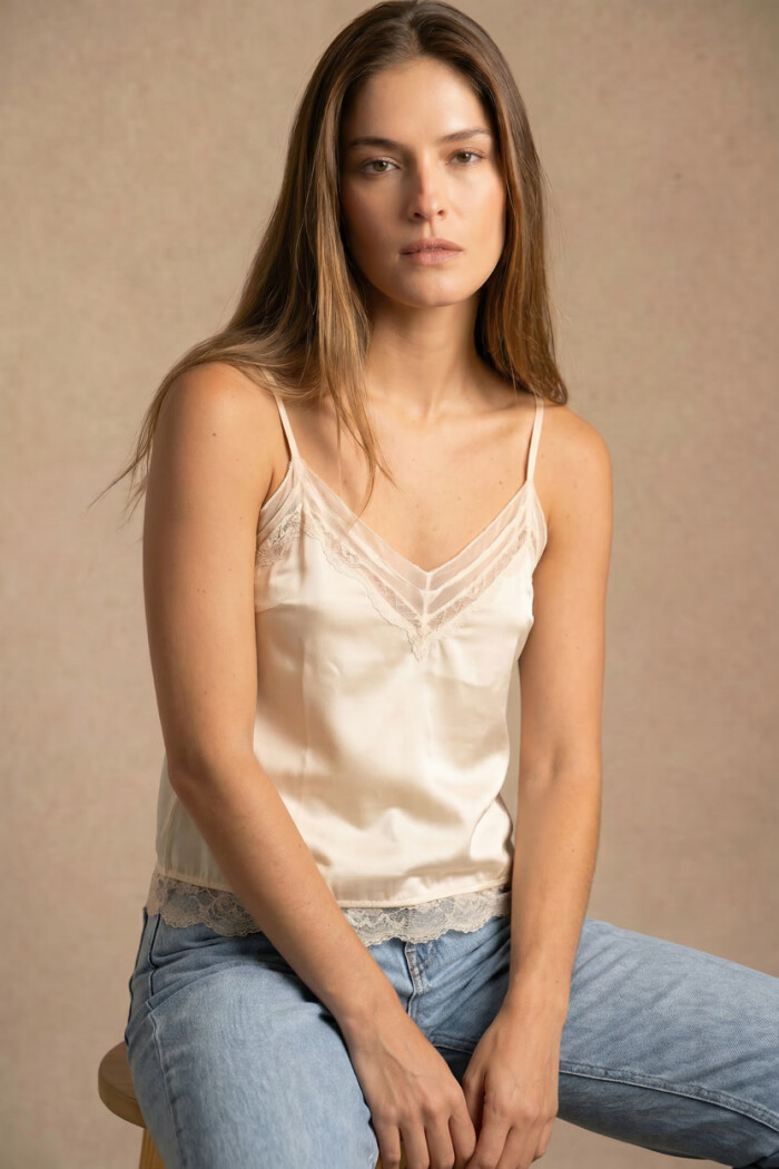 Blusa Satinada Con Encaje Arena