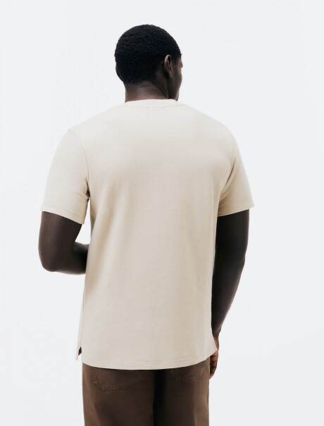 CAMISETA BÁSICA DE BOTONES BEIGE