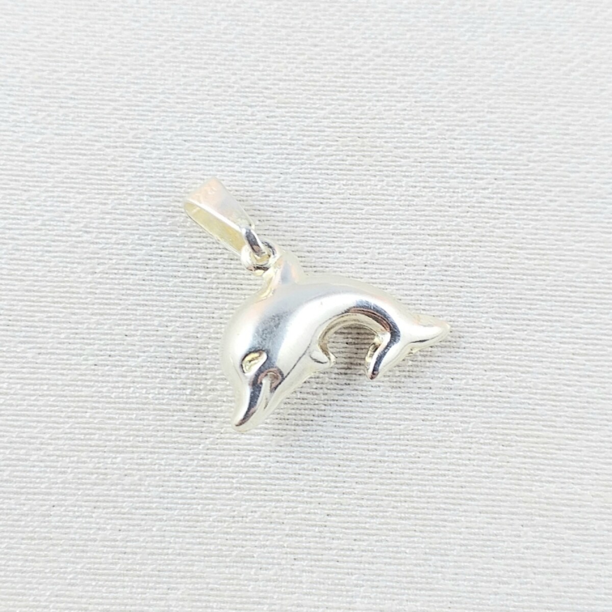 Colgante de plata 925, delfín considerado una amuleto de la buena suerte para marineros o personas que trabajan en el mar. 