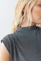 Blusa lurex con tablas en hombro plateado