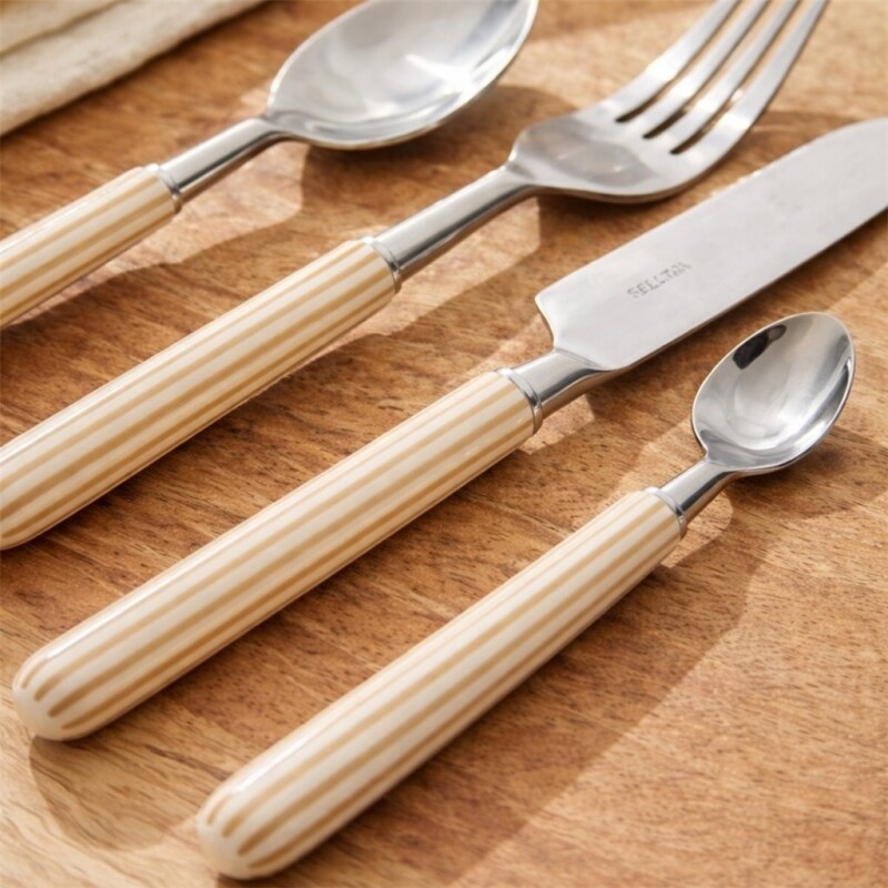 Set de 24 Cubiertos Barcelona con Mango Rayas Beige SET 24 PIEZAS CUBIERTOS MANGO RAYAS BEIGE """"BCN""""