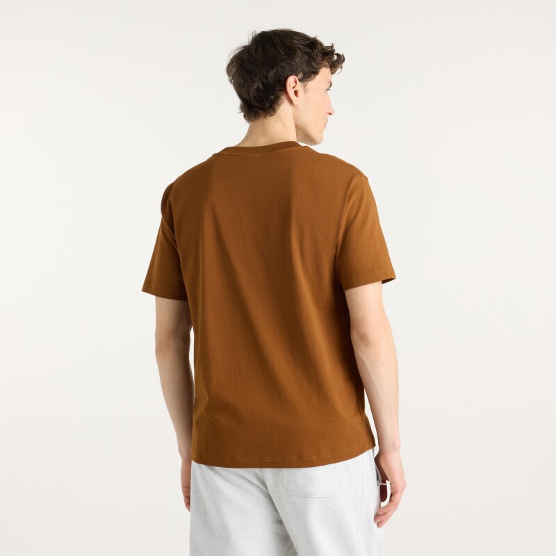 Remera New Balance de Hombre -Athletics Premium- MT41908BFT BROWN