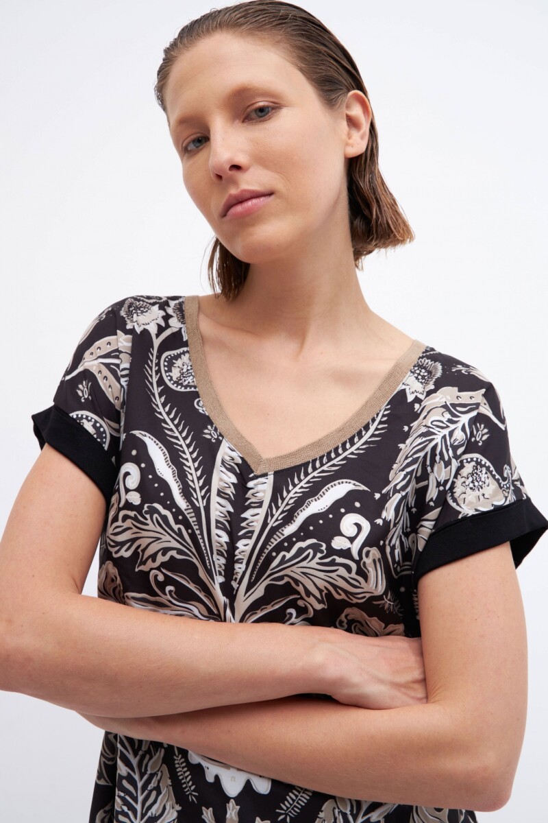 Blusa frente estampado escote V negro