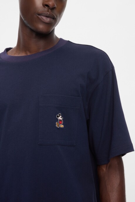 Remera Con Bolsillo Disney Hombre Navy Uniform