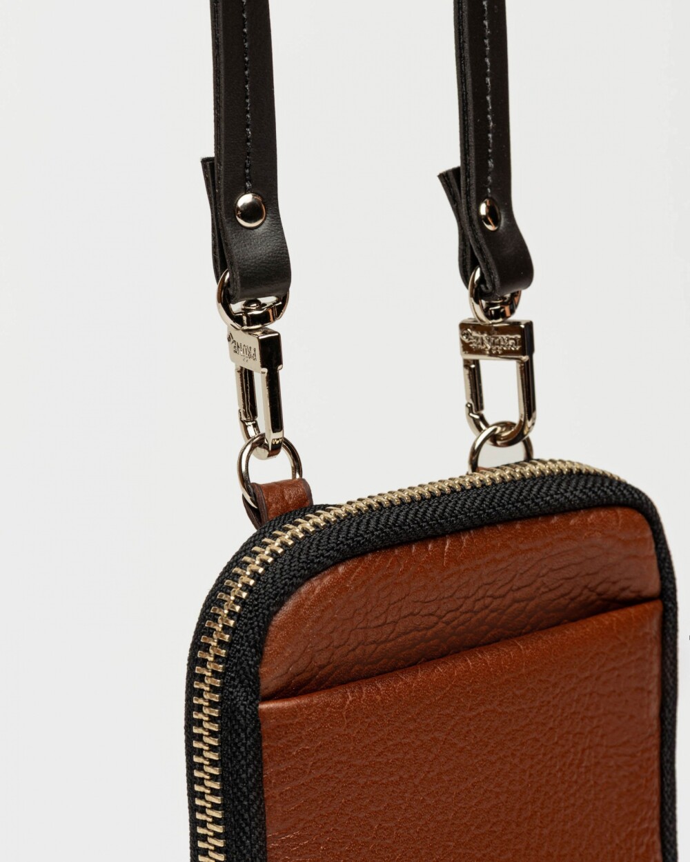 Porta celular Pia en cuero graneado Tabaco