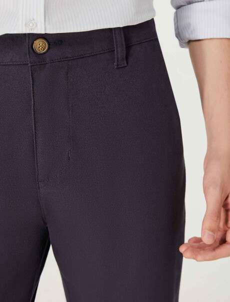 PANTALÓN MODELO CHINO SLIM AZUL