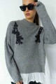 Sweater oversized con camisa gris