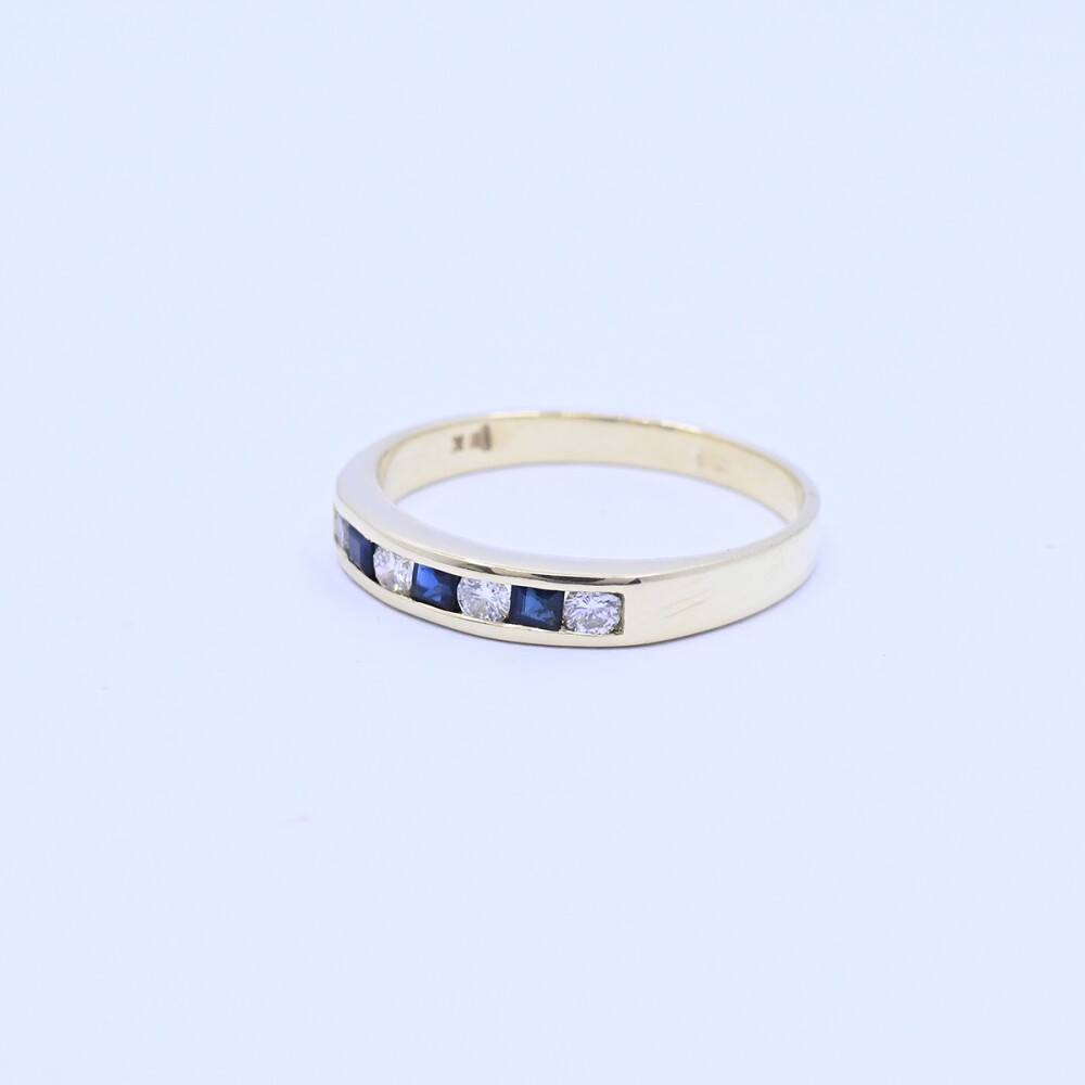 Anillo medio sin fin oro 18k con zafiros y brillantes. Anillo medio sin fin oro 18k con zafiros y brillantes.
