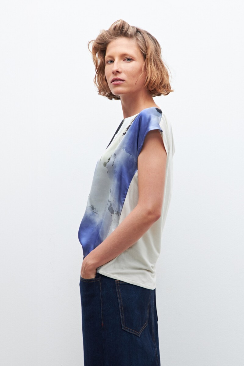 Blusa frente estampado abstracto multicolor