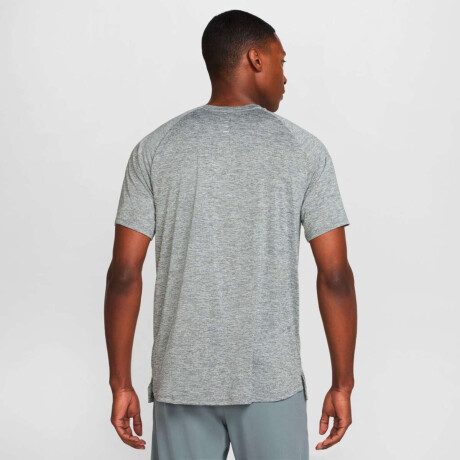 Remera Nike Dri-Fit Adv Stride Top de Hombre Gris