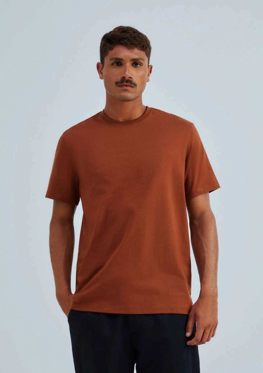 CAMISETA BÁSICA UNISSEX - MARRÓN 