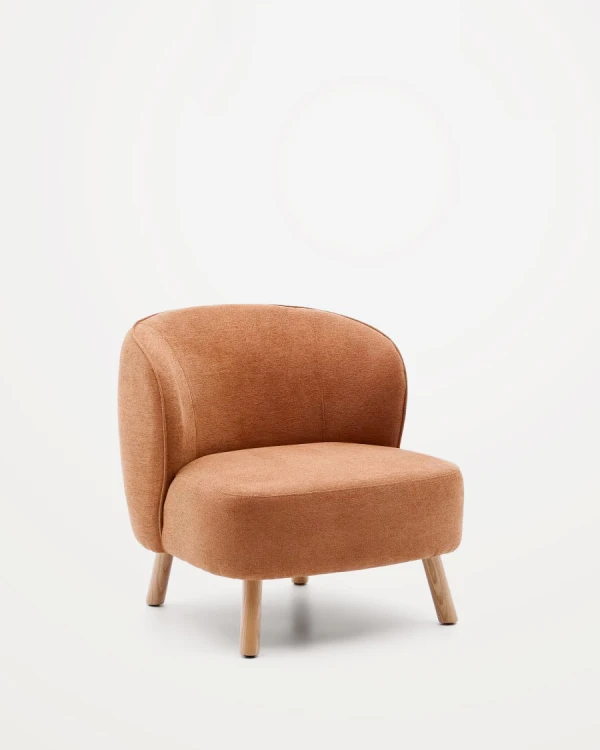 Butaca Ulit de chenilla terracota y patas de madera maciza haya acabado natural