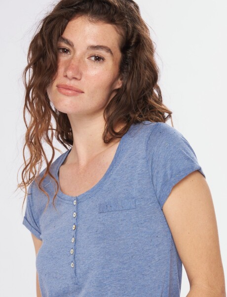 REMERA CON BOTONES Piedra