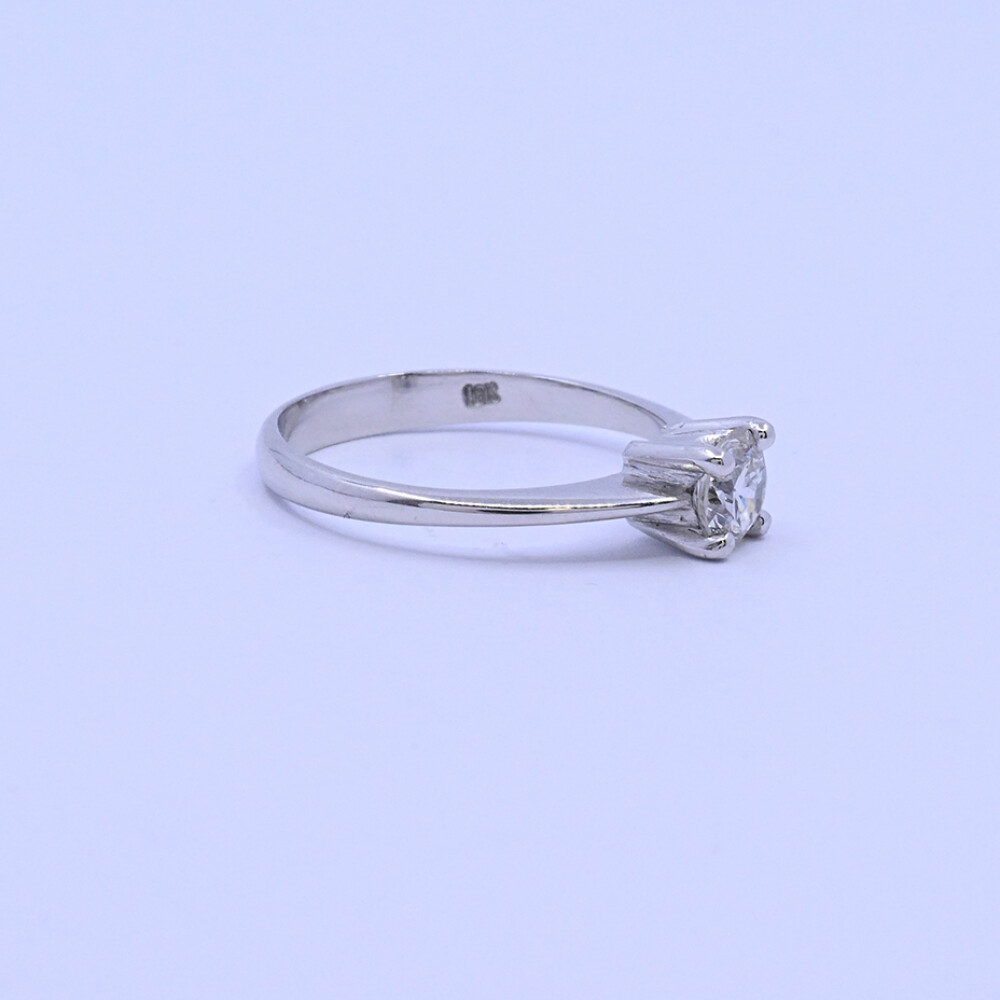 Anillo solitario en oro 18k blanco con brillante engarce 4 puntas. Anillo solitario en oro 18k blanco con brillante engarce 4 puntas.