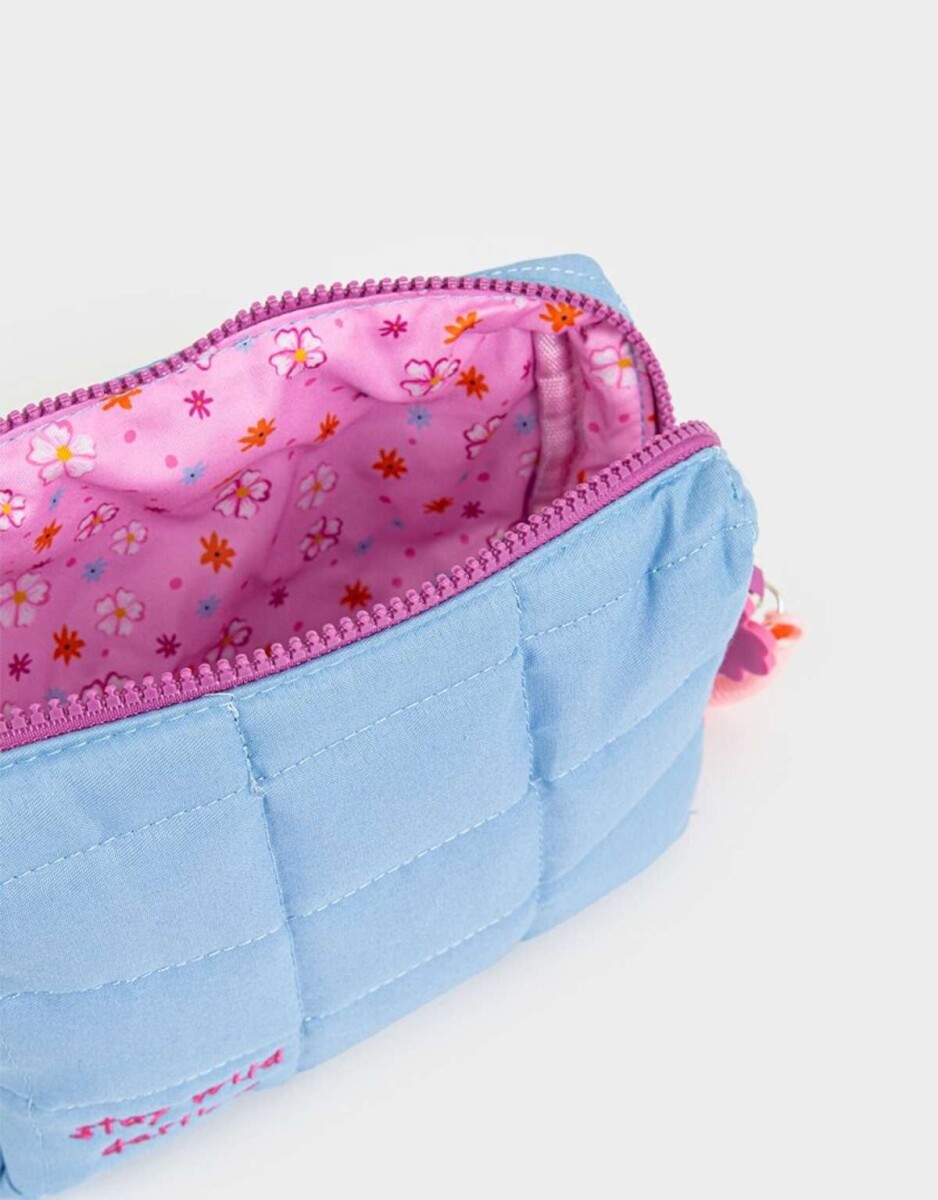 Cartuchera De Matelasé Con Strap Y Charm - Azul Celeste 